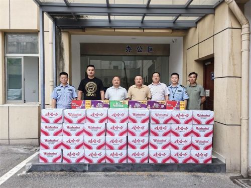 民警高温守岗位，徽商前往送清凉